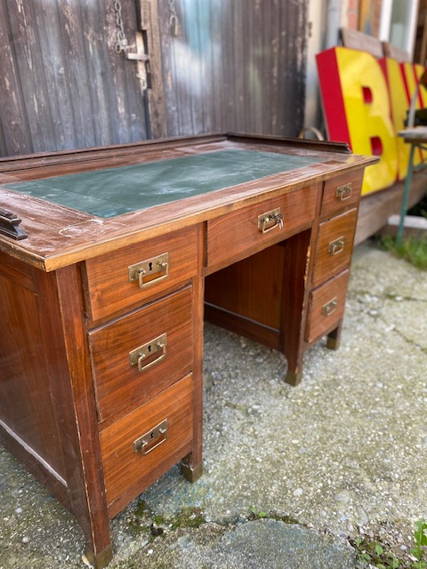 Alter Schreibtisch - Chary Chic - Möbelaufbereitung - Vintage Möbel - Möbel mit Geschichte