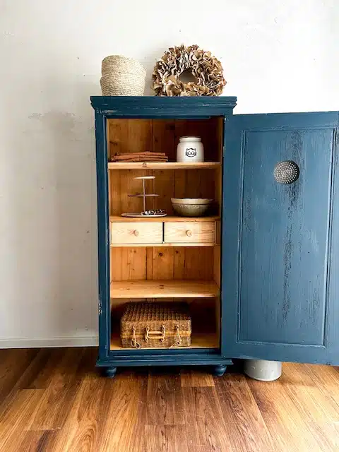 Brotschrank, antiker Vorratsschrank, alter Bauernschrank, Alter Vorratsschrak, Vintage Möbel, chary chic, Upcycling, Interior, Design, Shabby Chic, Wels, Kematen am Innbach, Österreich, Deutschland, Schweiz