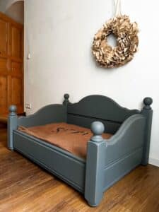 Upcycling Hundebett, Hundebett, Vintage Hundebett, chary chic, Vintage, Nachhaltigkeit, Nachhaltiger Komfort, umweltfreundlich, Upcycling Möbel, Oberösterreich, Österreich, Wels, Kematen am Innbach, Shabby Chic, Upcycling Möbel, aus alt mach neu, Vierbeiner