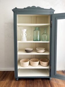 Vitrine im Landhausstil und Shabby Chic Charakter aufbereitet von chary chic in Oberösterreich