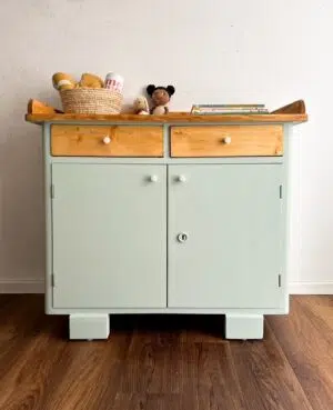 Vintage Kommode in Mintgrün mit naturbelassenen Holzschubladen – liebevoll restauriertes Upcycling Möbelstück mit Stauraum und Innenfach von chary chic in Oberösterreich