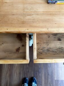 Vintage Kommode in Mintgrün mit naturbelassenen Holzschubladen – liebevoll restauriertes Upcycling Möbelstück mit Stauraum und Innenfach von chary chic in Oberösterreich