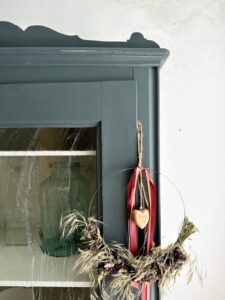 Vitrine im Landhausstil und Shabby Chic Charakter aufbereitet von chary chic in Oberösterreich